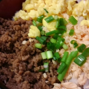 ご飯が見えな〜い！ラーメン器で☆スタミナ3色丼